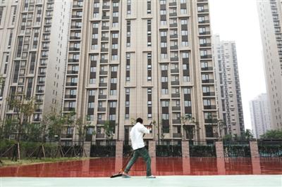 新京报记者回访天津滨海新区爆炸事故受损小区,海港城小区旁边的天津实验小学正在粉刷操场。本版摄影/新京报记者 贺顿