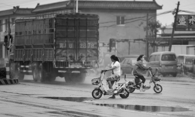 村民每一次过马路都&ldquo;惊心动魄&rdquo;，小心躲避着往来大货车及小轿车，找准时机再穿行。京华时报记者潘之望摄