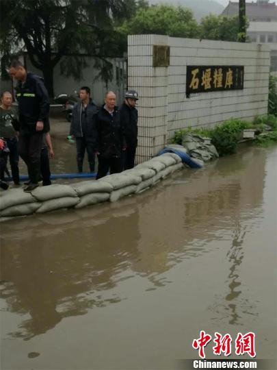 连续暴雨致常州北塘河水倒灌危及上万吨储备粮