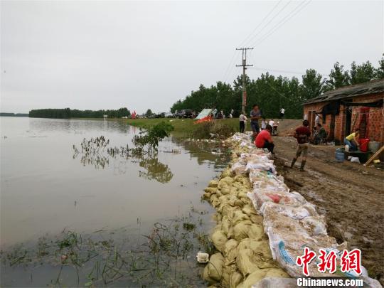 汉北河天门站持续超保证水位紧急筑堤加固