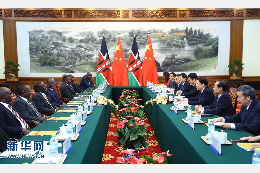 7月6日,国家副主席李源潮在北京会见来华出席生态文明贵阳国际论坛2016年年会的肯尼亚副总统鲁托。 新华社记者 丁海涛 摄 7月6日,国家副主席李源潮在北京会见来华出席生态文明贵阳国际论坛2016年年会的肯尼亚副总统鲁托。 新华社记者 丁海涛 摄