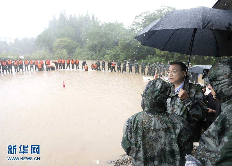 7月5日至6日，中共中央政治局常委、国务院总理李克强连续到安徽阜阳、湖南岳阳、湖北武汉考察长江、淮河流域防汛抗洪和抢险救灾工作。这是7月6日，李克强在湖北武汉市长江干堤倒口湖堤段管涌现场指挥抢险救灾。 新华社记者 庞兴雷 摄