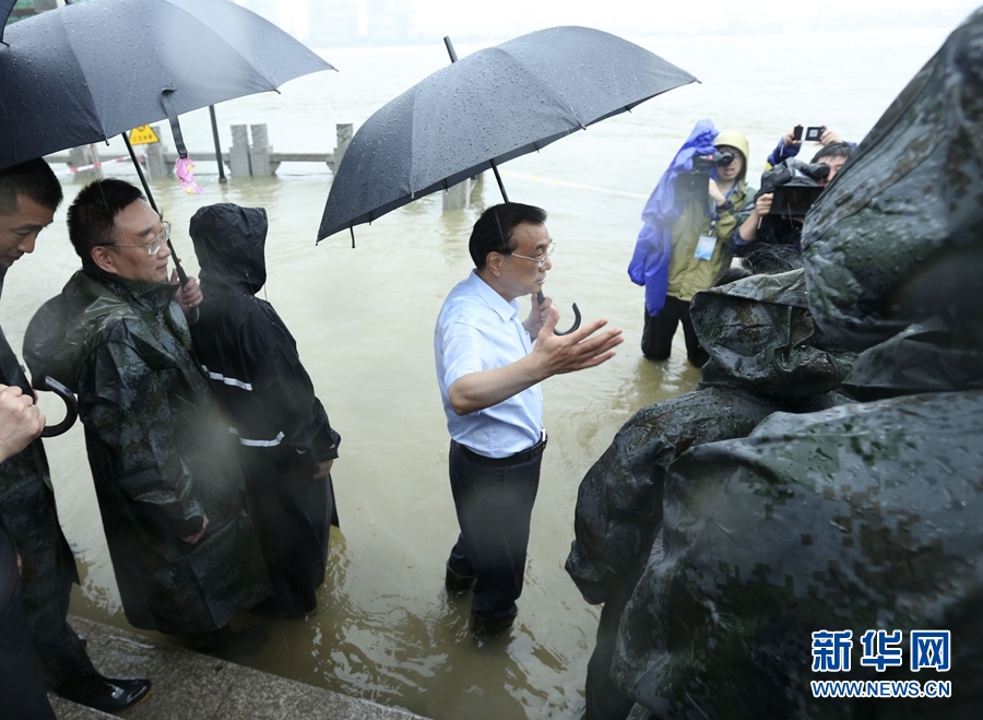 7月5日至6日，中共中央政治局常委、国务院总理李克强连续到安徽阜阳、湖南岳阳、湖北武汉考察长江、淮河流域防汛抗洪和抢险救灾工作。这是7月6日，李克强在湖北武汉长江干堤现场指挥抢险救灾。 新华社记者 庞兴雷 摄