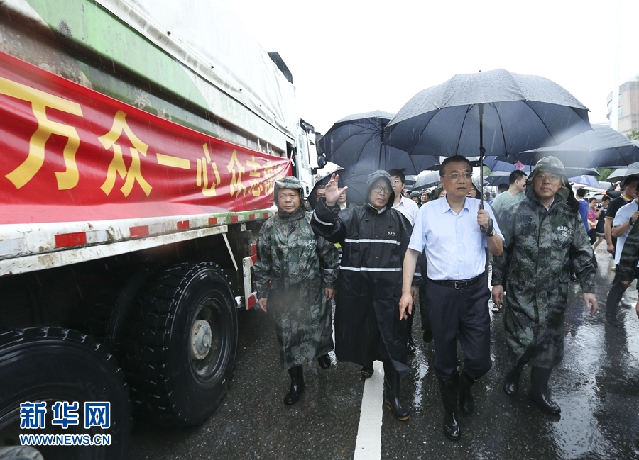 7月5日至6日，中共中央政治局常委、国务院总理李克强连续到安徽阜阳、湖南岳阳、湖北武汉考察长江、淮河流域防汛抗洪和抢险救灾工作。这是7月6日，李克强在湖北武汉长江干堤现场指挥抢险救灾。 新华社记者 庞兴雷 摄
