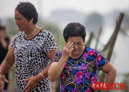 官兵肉身堵缺口令大妈落泪