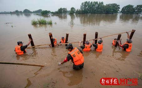 官兵肉身堵缺口令大妈落泪