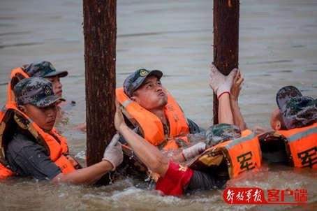 官兵肉身堵缺口令大妈落泪