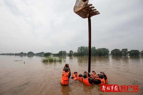 官兵肉身堵缺口令大妈落泪