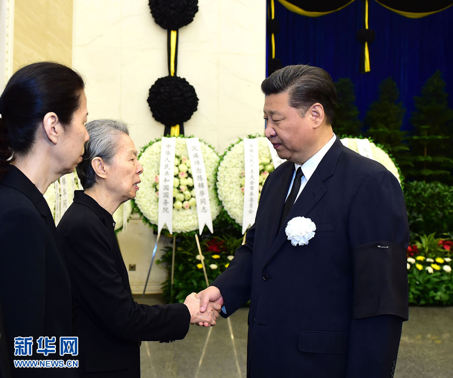 7月8日，陳錦華同志遺體在北京八寶山革命公墓火化。習近平、李克強、張德江、俞正聲、劉雲山、王岐山、張高麗、胡錦濤等前往八寶山送別。這是習近平與陳錦華親屬握手，表示深切慰問。新華社記者 張鐸 攝