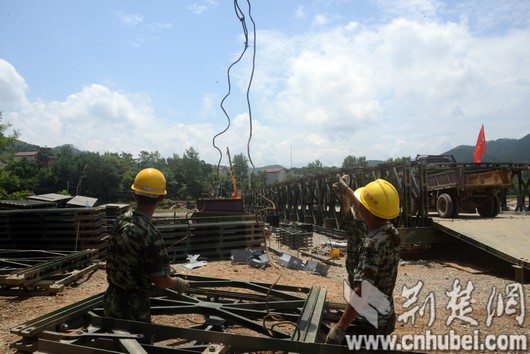 每一块桁架重800斤，官兵们在吊车的协助下施工。左边背影就是中暑前的王军杰.jpg
