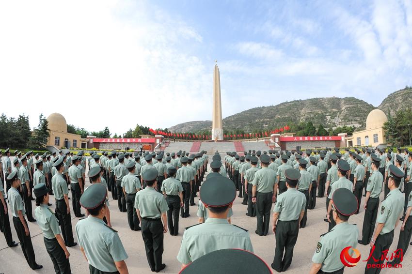 机关党员干部在兰州战役纪念馆举行向革命烈士敬献花篮暨重温入党誓词仪式。