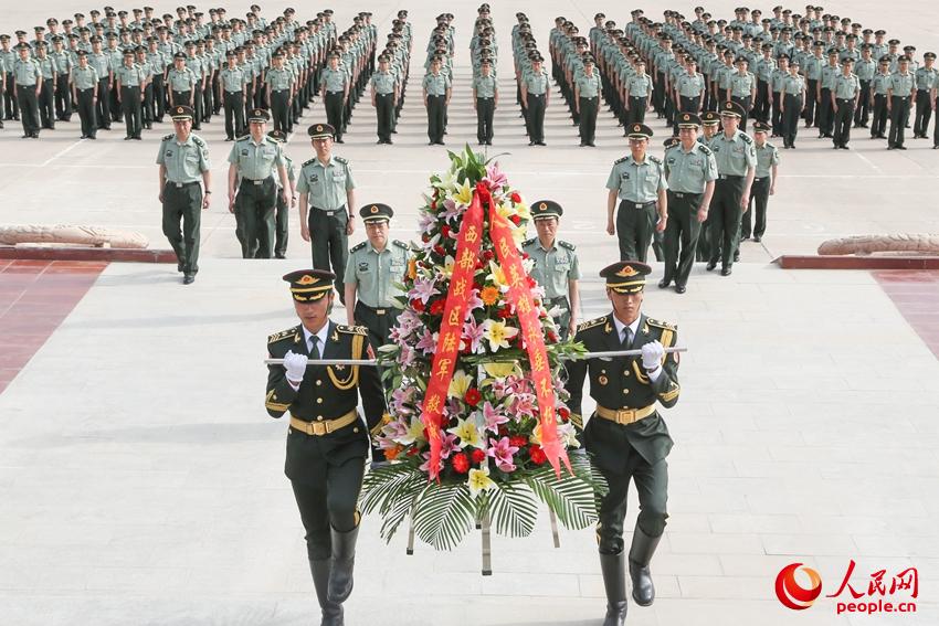 机关党员干部向革命烈士纪念碑敬献花篮。