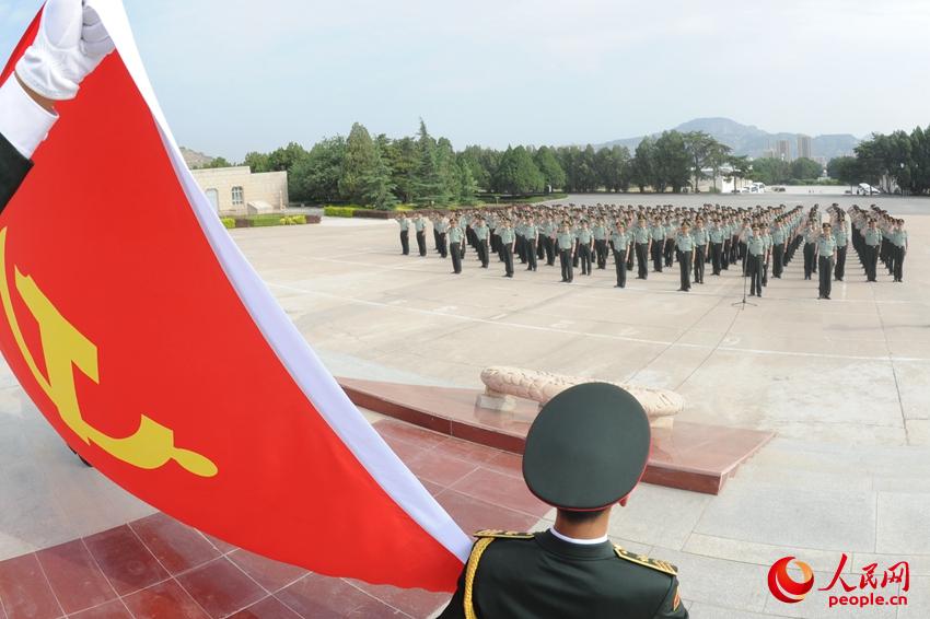 机关党员干部重温入党誓词。