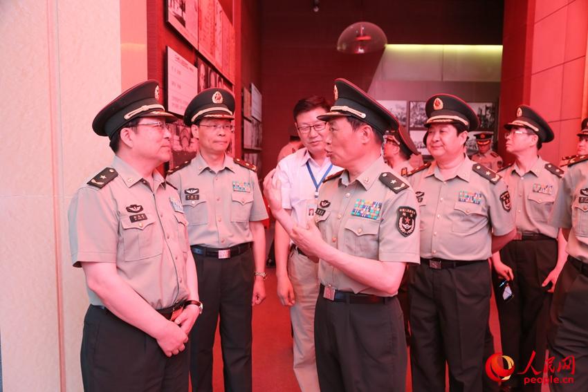 战区陆军党委首长参观兰州战役纪念馆。