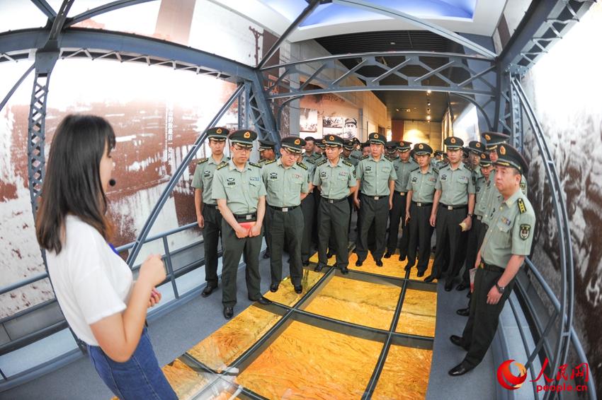 机关党员干部参观兰州战役纪念馆。