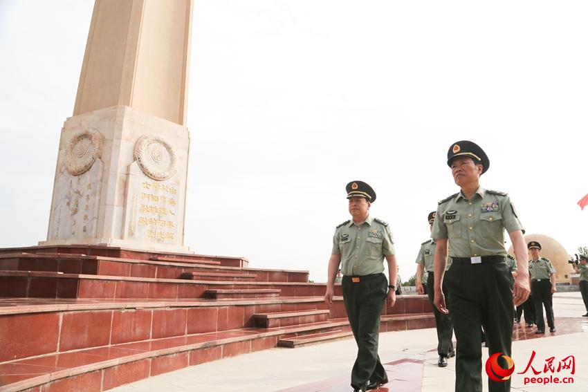 战区陆军党委首长瞻仰革命烈士纪念碑。