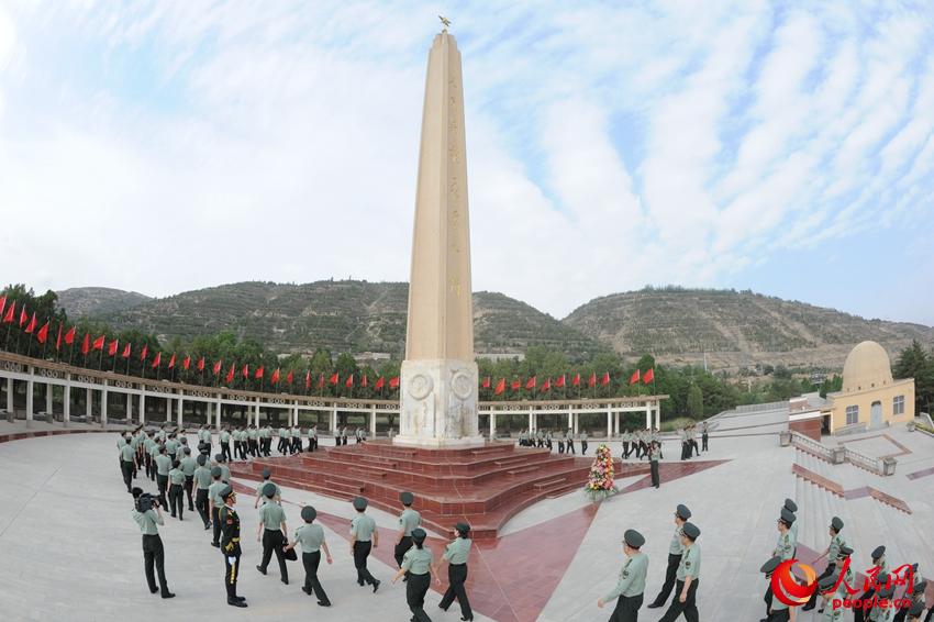 机关党员干部瞻仰革命烈士纪念碑。