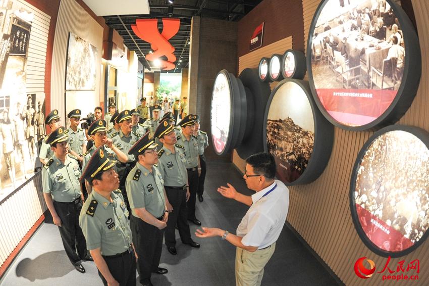 战区陆军党委首长参观兰州战役纪念馆。