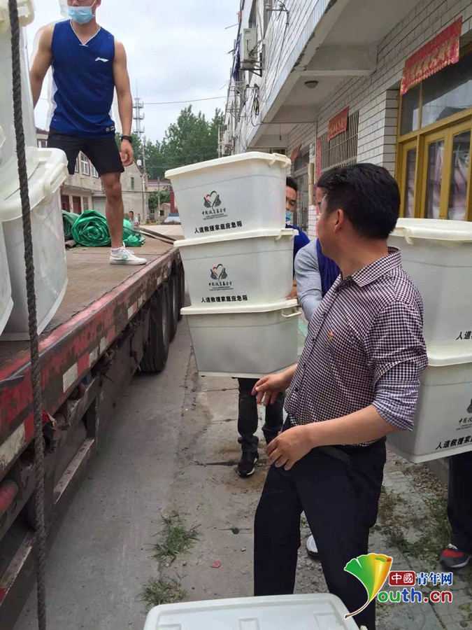 中国扶贫基金会启动8省救援行动 486万款物惠