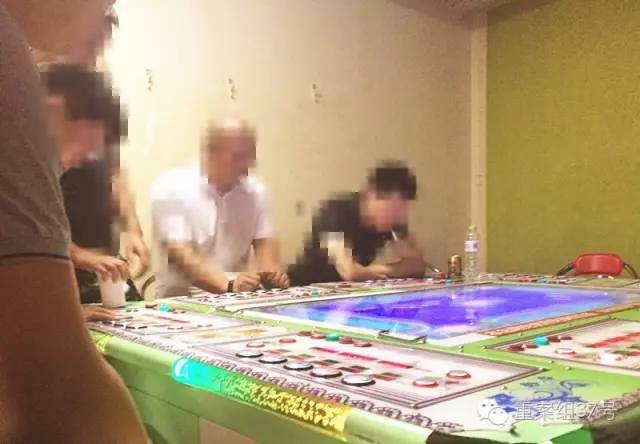 6月28日，回龙观西大街某电玩城，几名男子正坐在赌博机前。