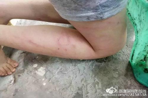 四川一男孩被母亲当街打骂罚跪 或因成绩差