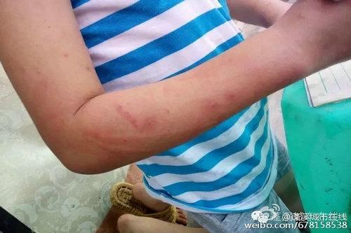 四川一男孩被母亲当街打骂罚跪 或因成绩差