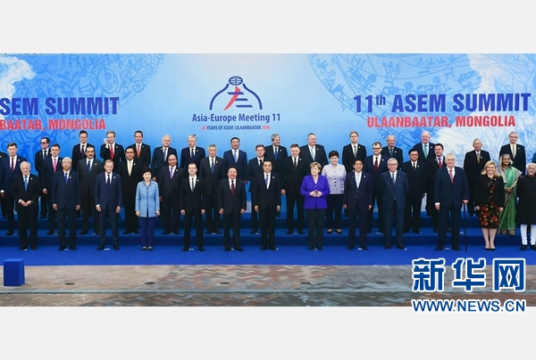 当地时间7月15日上午，国务院总理李克强在乌兰巴托出席第十一届亚欧首脑会议，并发表题为《亚欧伙伴命运与共　合作升级再谱新篇》的引导性发言。这是李克强和与会领导人合影。新华社记者 张铎 摄