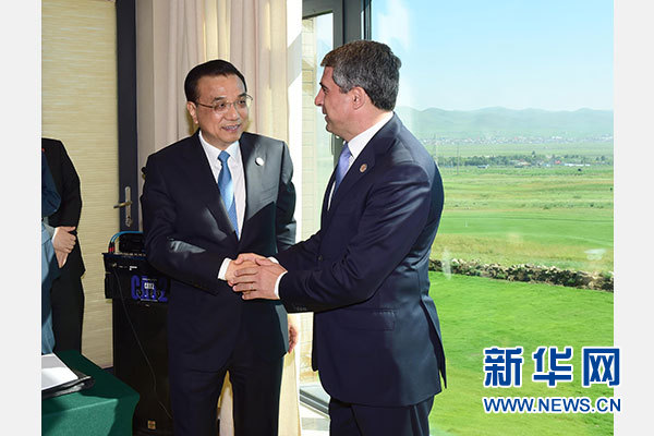 7月16日，国务院总理李克强在乌兰巴托会见保加利亚总统普列夫内利耶夫。 新华社记者 张铎 摄