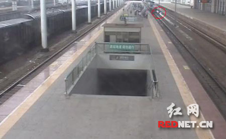 男子因吐痰被人推下站台 与进站列车擦肩而过