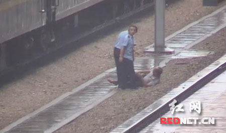 男子因吐痰被人推下站台 与进站列车擦肩而过