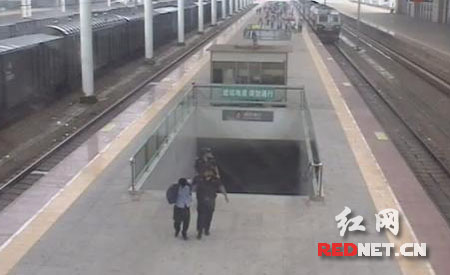 男子因吐痰被人推下站台 与进站列车擦肩而过