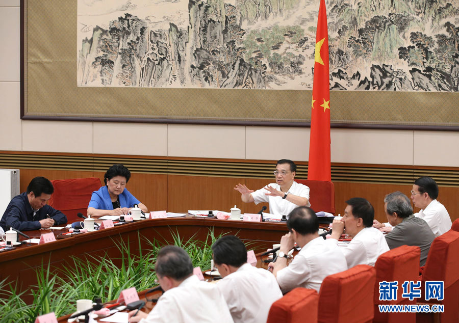  7月18日，中共中央政治局常委、国务院总理李克强在北京主持召开各省（区、市）政府负责人促进社会投资健康发展工作会议，作出进一步部署。     中共中央政治局常委、国务院副总理张高丽出席。 新华社记者 庞兴雷 摄 