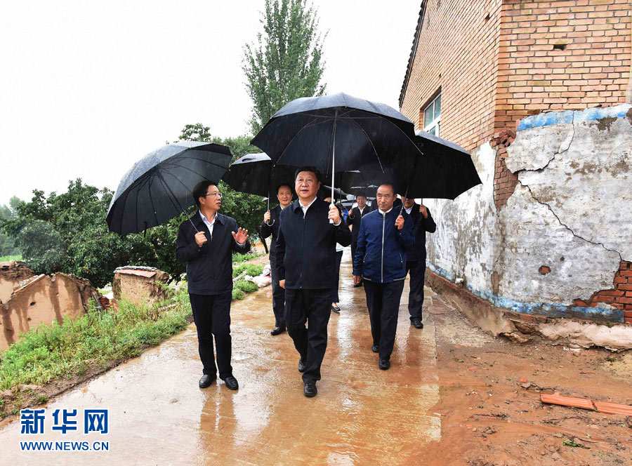 7月18日至20日,中共中央总书记、国家主席、中央军委主席习近平在宁夏调研考察。这是7月18日下午,习近平在固原市泾源县大湾乡杨岭村考察脱贫攻坚工作。新华社记者李涛摄 7月18日至20日,中共中央总书记、国家主席、中央军委主席习近平在宁夏调研考察。这是7月18日下午,习近平在固原市泾源县大湾乡杨岭村考察脱贫攻坚工作。新华社记者李涛摄