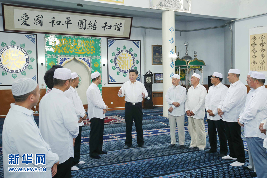 7月18日至20日,中共中央总书记、国家主席、中央军委主席习近平在宁夏调研考察。这是7月19日上午,习近平在银川市新城清真寺同宁夏伊斯兰教界人士交流。新华社记者鞠鹏摄 7月18日至20日,中共中央总书记、国家主席、中央军委主席习近平在宁夏调研考察。这是7月19日上午,习近平在银川市新城清真寺同宁夏伊斯兰教界人士交流。新华社记者鞠鹏摄