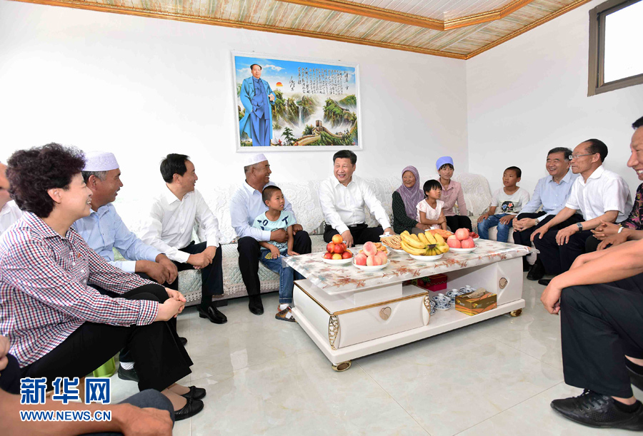 7月18日至20日,中共中央总书记、国家主席、中央军委主席习近平在宁夏调研考察。这是7月19日上午,习近平在银川市永宁县闽宁镇原隆移民村回族移民群众海国宝家中看望。新华社记者李涛摄
7月18日至20日,中共中央总书记、国家主席、中央军委主席习近平在宁夏调研考察。这是7月19日上午,习近平在银川市永宁县闽宁镇原隆移民村回族移民群众海国宝家中看望。新华社记者李涛摄