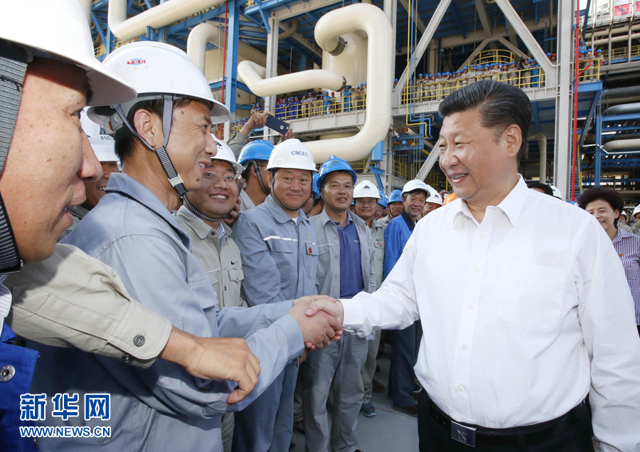 7月18日至20日,中共中央总书记、国家主席、中央军委主席习近平在宁夏调研考察。这是7月19日下午,习近平在宁东能源化工基地慰问煤制油项目技术研发团队。新华社记者鞠鹏摄
7月18日至20日,中共中央总书记、国家主席、中央军委主席习近平在宁夏调研考察。这是7月19日下午,习近平在宁东能源化工基地慰问煤制油项目技术研发团队。新华社记者鞠鹏摄