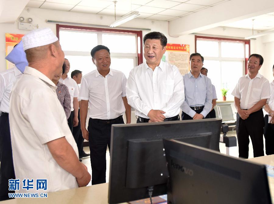 7月18日至20日,中共中央总书记、国家主席、中央军委主席习近平在宁夏调研考察。这是7月19日上午,习近平在银川市永宁县闽宁镇原隆移民村党群服务中心勉励工作人员把为民服务的事办细办好。新华社记者李涛摄
7月18日至20日,中共中央总书记、国家主席、中央军委主席习近平在宁夏调研考察。这是7月19日上午,习近平在银川市永宁县闽宁镇原隆移民村党群服务中心勉励工作人员把为民服务的事办细办好。新华社记者李涛摄