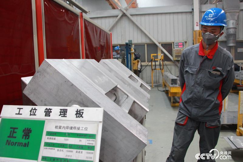 　　鱼鳞状的焊缝，触摸又滑又直，堪称完美，被作为样板放置在车间进门处。