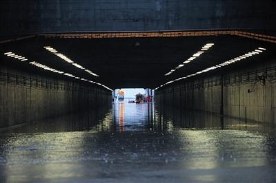 暴雨中的北京：4年前洪水肆虐处如今井然有序