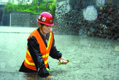 北京西站千人总动员 齐心协力退积水