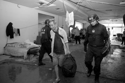 公司14亿买下大厦被强占法警用液压钳将门锁剪开