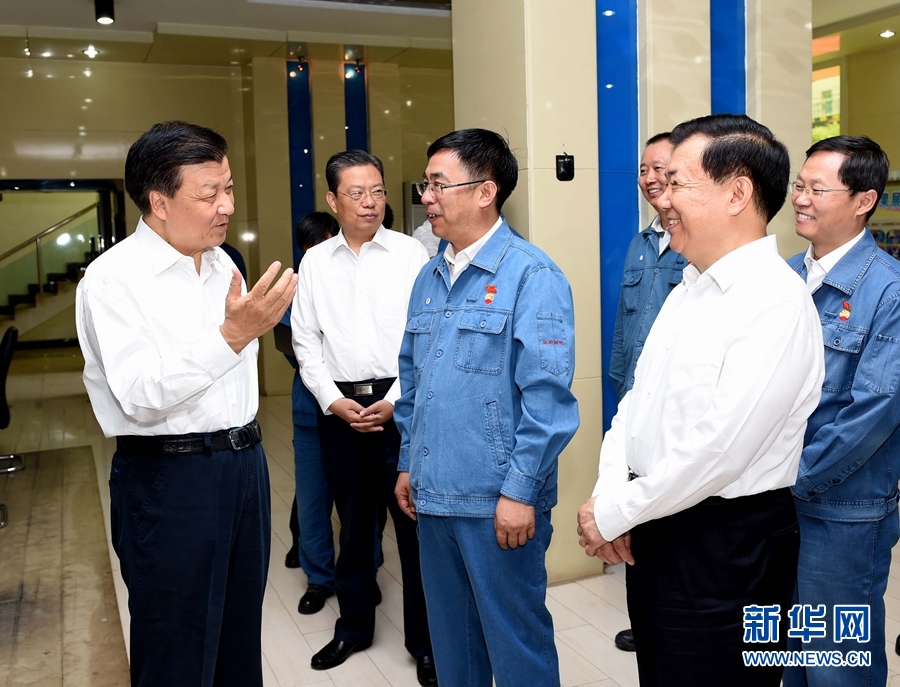7月22日至24日，中共中央政治局常委、中央书记处书记刘云山在甘肃兰州调研。这是7月23日，刘云山在兰州石化公司调研&ldquo;两学一做&rdquo;学习教育情况。 新华社记者 饶爱民 摄