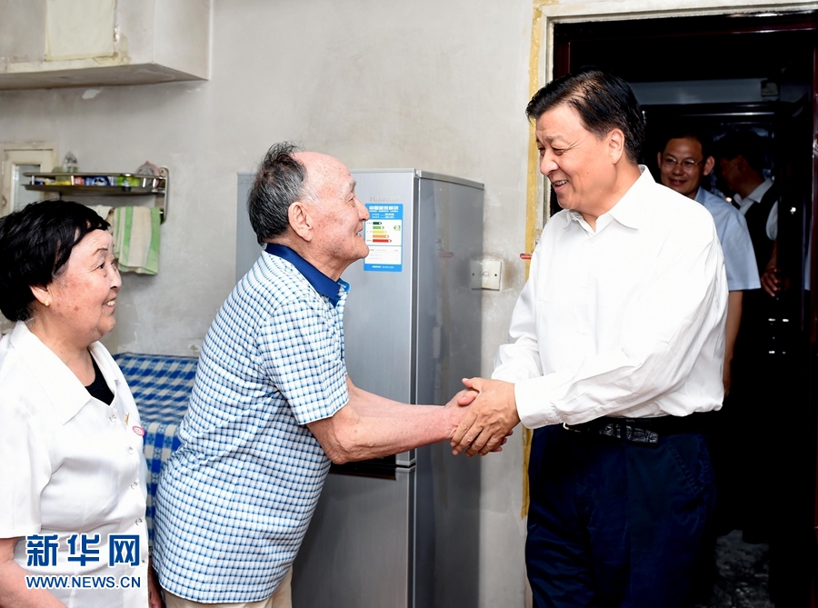 7月22日至24日，中共中央政治局常委、中央书记处书记刘云山在甘肃兰州调研。这是7月23日，刘云山在兰州城关区酒泉路街道畅家巷社区看望慰问老党员。 新华社记者 饶爱民 摄