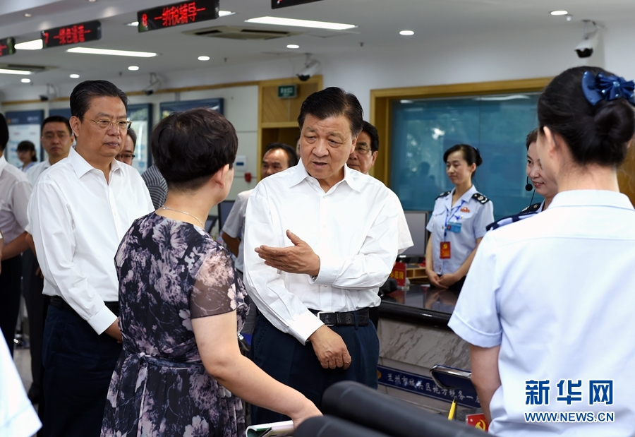 7月22日至24日，中共中央政治局常委、中央书记处书记刘云山在甘肃兰州调研。这是7月23日，刘云山在兰州城关区地方税务一局调研&ldquo;两学一做&rdquo;学习教育情况。 新华社记者 饶爱民 摄