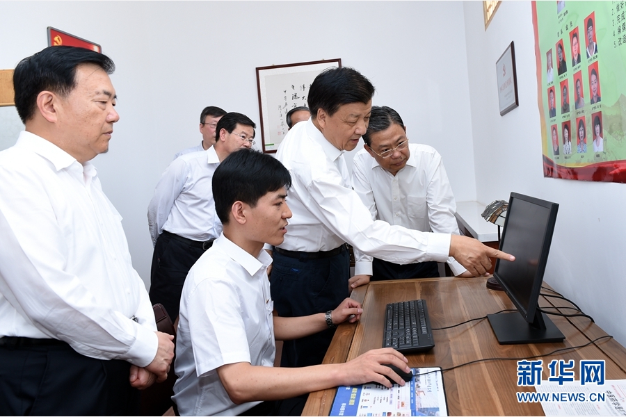 7月22日至24日，中共中央政治局常委、中央书记处书记刘云山在甘肃兰州调研。这是7月23日，刘云山在甘肃中医药大学调研，了解学校开展&ldquo;两学一做&rdquo;学习教育工作情况。 新华社记者 饶爱民 摄