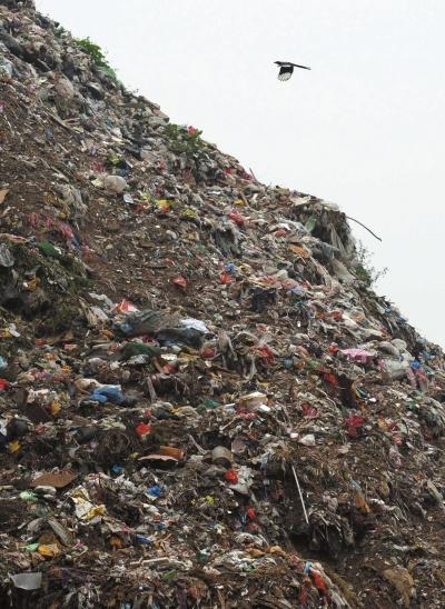 北京房山河北镇景区边堆出“垃圾山”