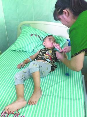 2岁男童车祸中死里逃生 陌生姐姐抱起守护3小时