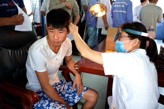 图4:检查耳鼻喉