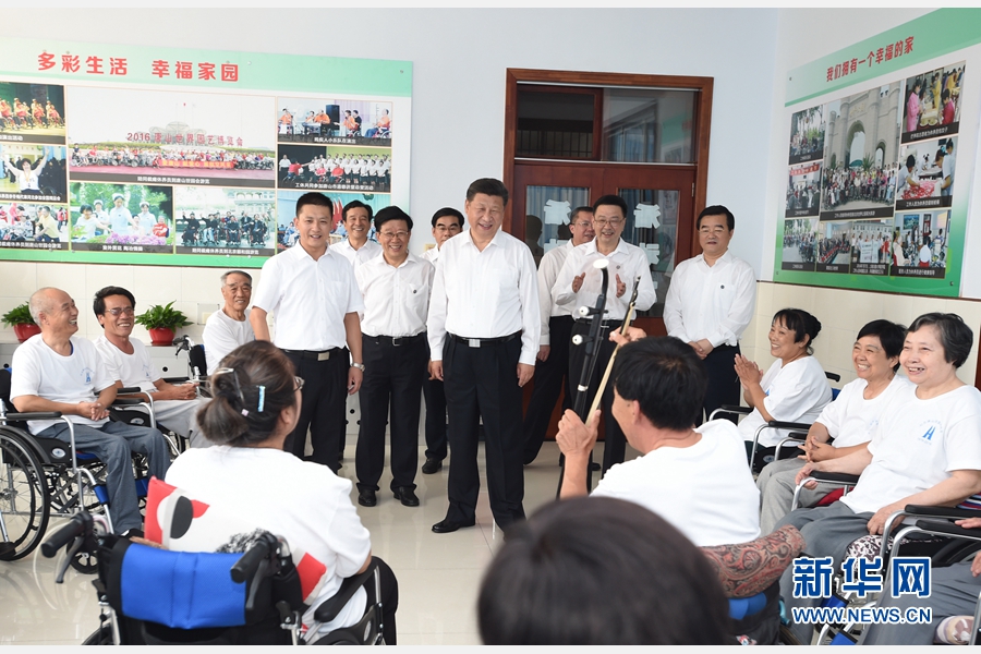 7月28日，中共中央總書記、國家主席、中央軍委主席習近平到河北唐山市調研考察。這是習近平在唐山市截癱療養院活動室欣賞截癱傷員表演的二胡伴唱《唱支山歌給黨聽》。 新華社記者 謝環馳 攝