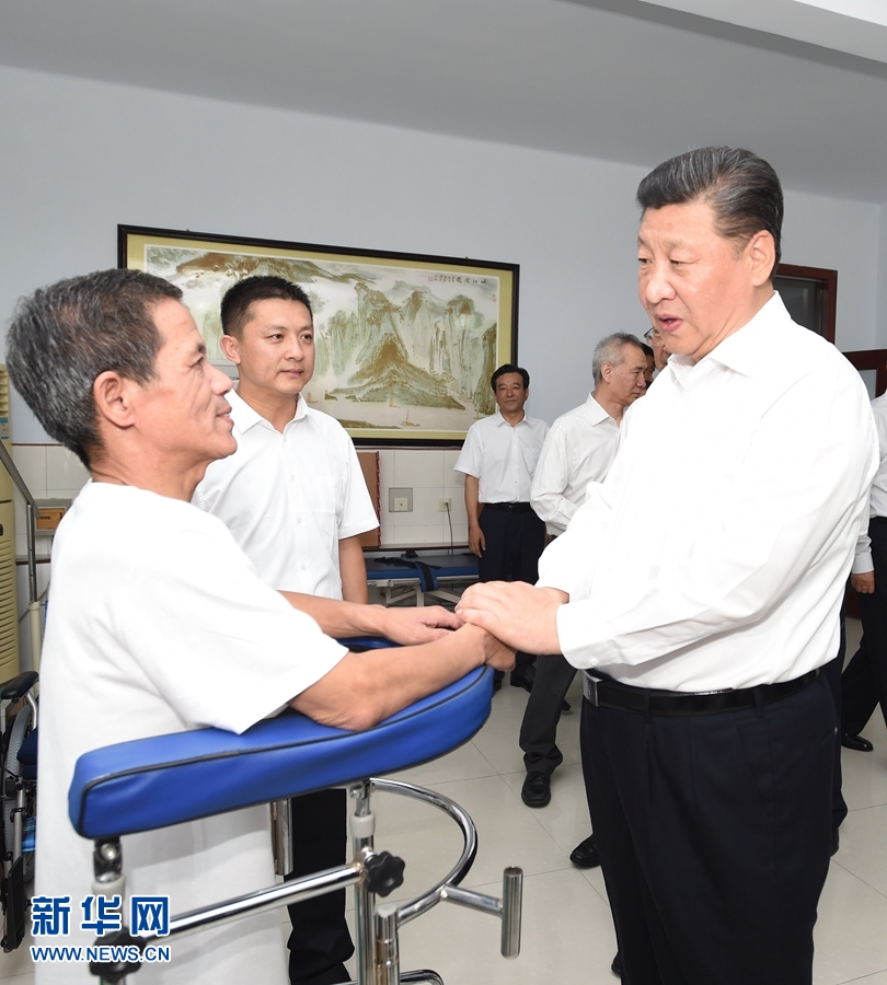 7月28日，中共中央總書記、國家主席、中央軍委主席習近平到河北唐山市調研考察。這是習近平在唐山市截癱療養院康復室了解截癱傷員的康復治療情況。 新華社記者 謝環馳 攝